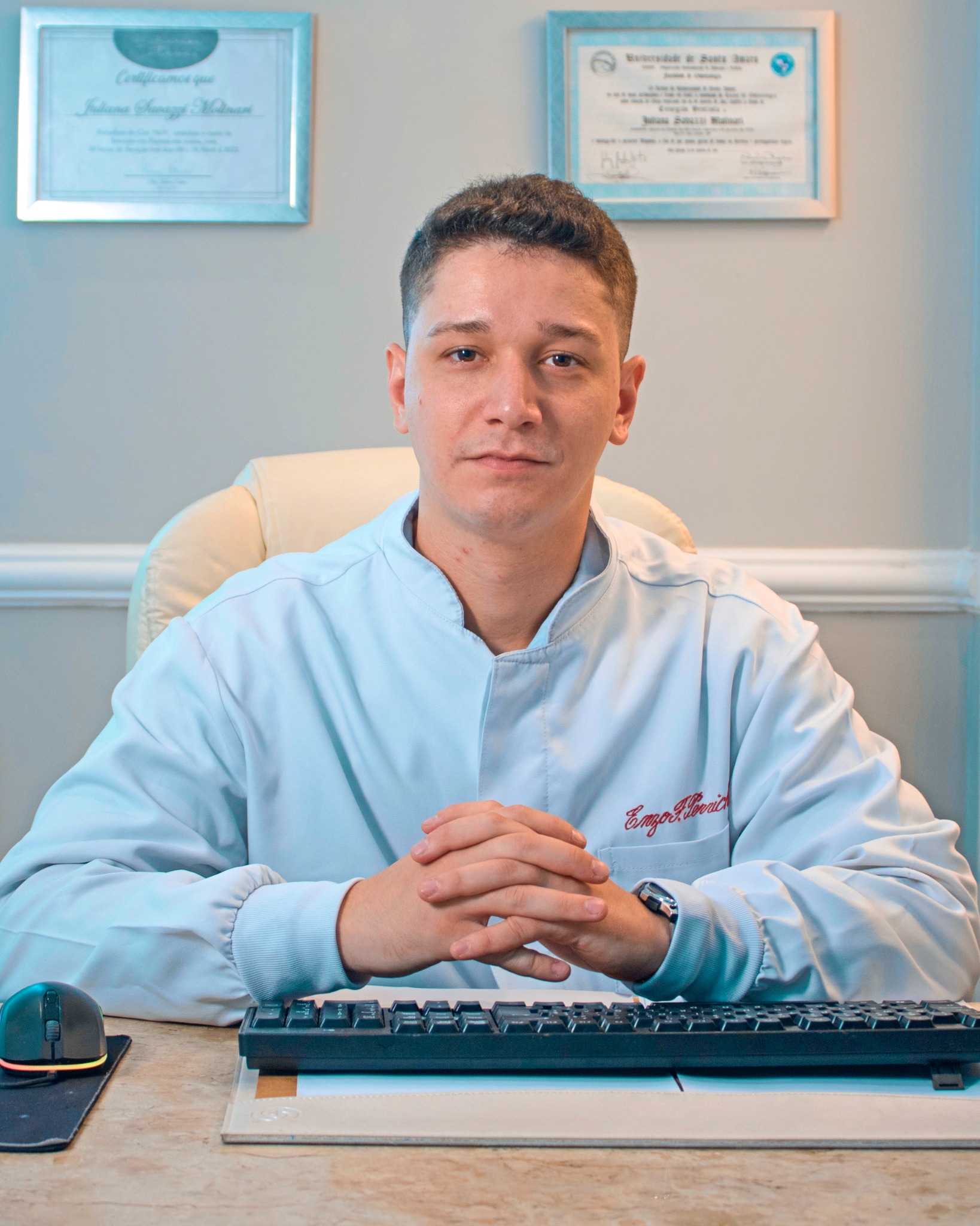Dr. Enzo Perrichil em atendimento na EME Odontologia